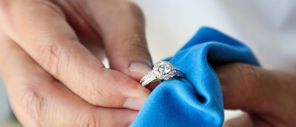 Trying to Sell a Lab Diamond Ring 03
